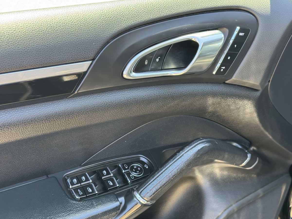 Used 2013 Porsche Cayenne Diesel AWD/4WD image 31