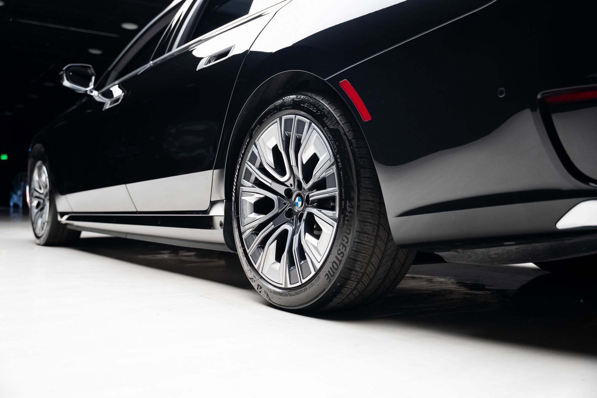 Used 2024 BMW i7 xDrive60 w/ Executive Package image 79