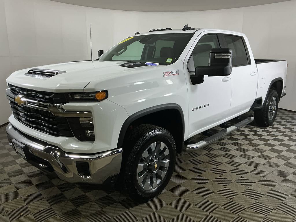 Used 2024 Chevrolet Silverado 2500 LT image 3