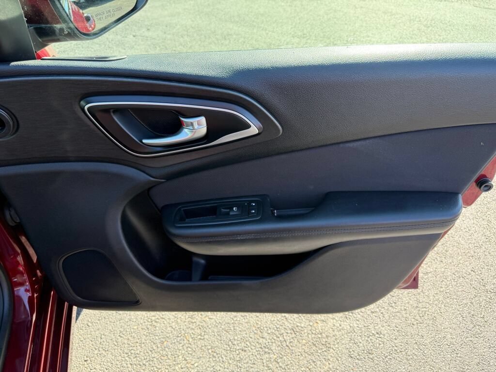 Used 2016 Chrysler 200 LX FWD image 5