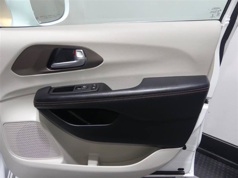 Used 2018 Chrysler Pacifica Touring-L Plus w/ Advanced Safetytec Group FWD image 18
