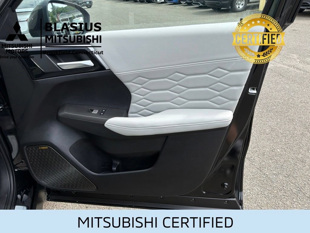 Used 2025 Mitsubishi Outlander AWD image 41