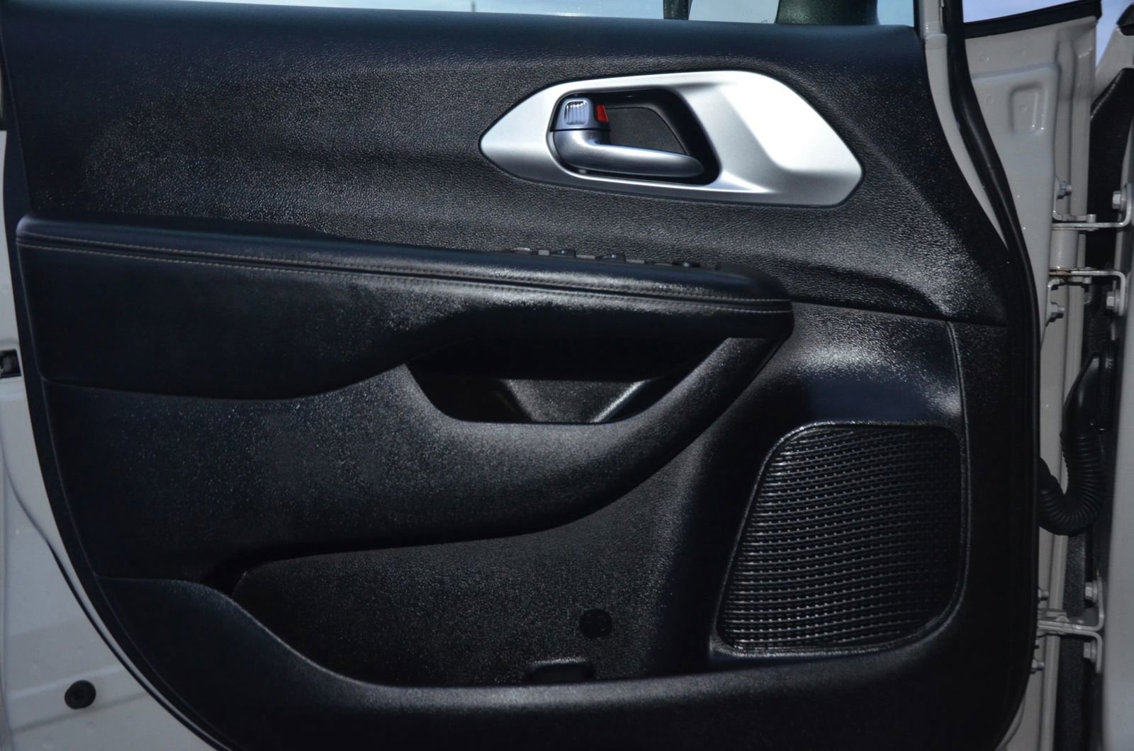 Used 2021 Chrysler Pacifica Touring w/ S Appearance Package image 16