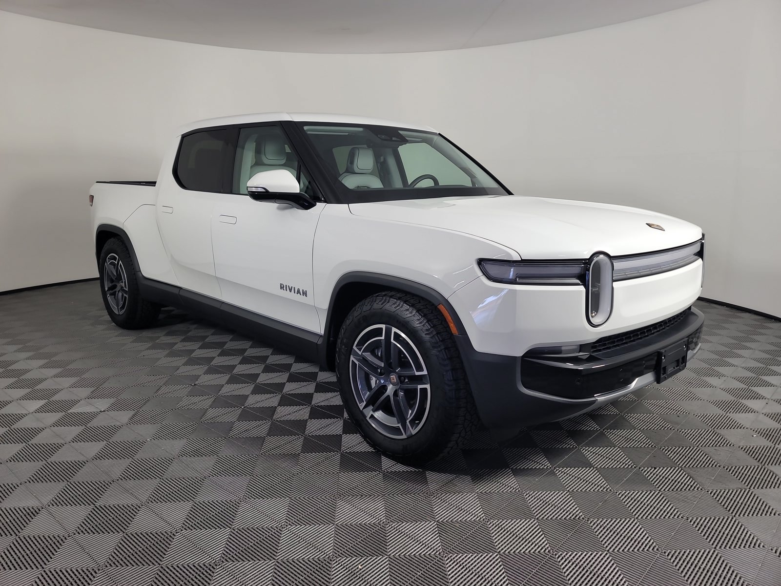 Used 2025 Rivian R1T Adventure Dual AWD/4WD image 7