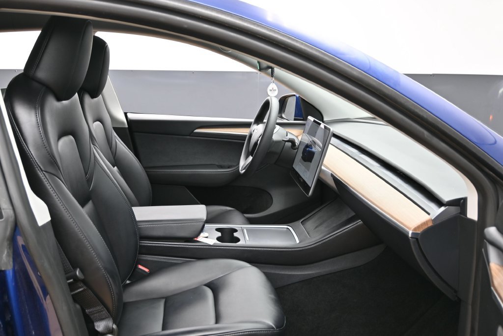 Used 2025 Tesla Model Y Long Range RWD image 37