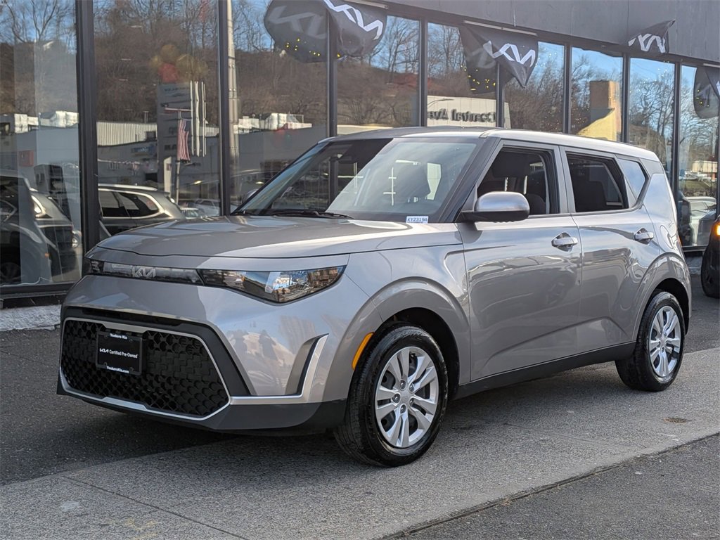 Used 2023 Kia Soul LX image 2