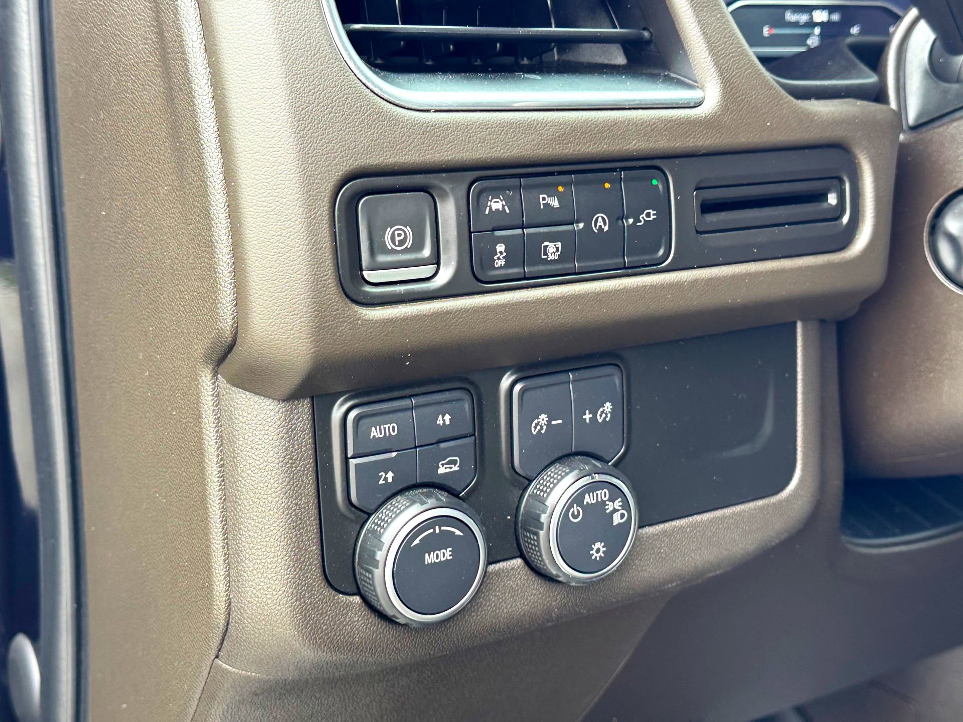 Used 2022 Chevrolet Tahoe LT w/ Luxury Package image 14