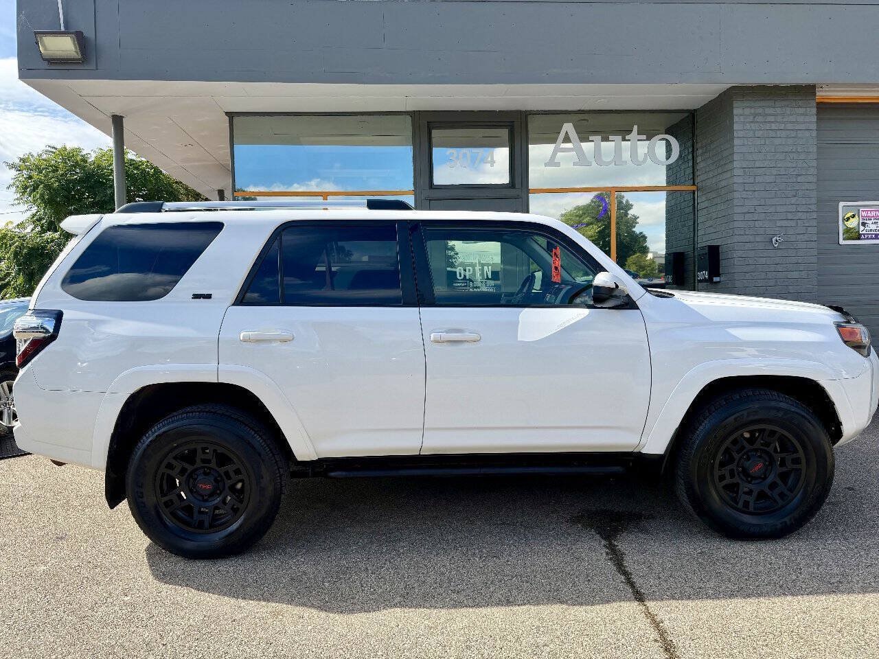 Used 2021 Toyota 4Runner SR5 AWD/4WD image 2