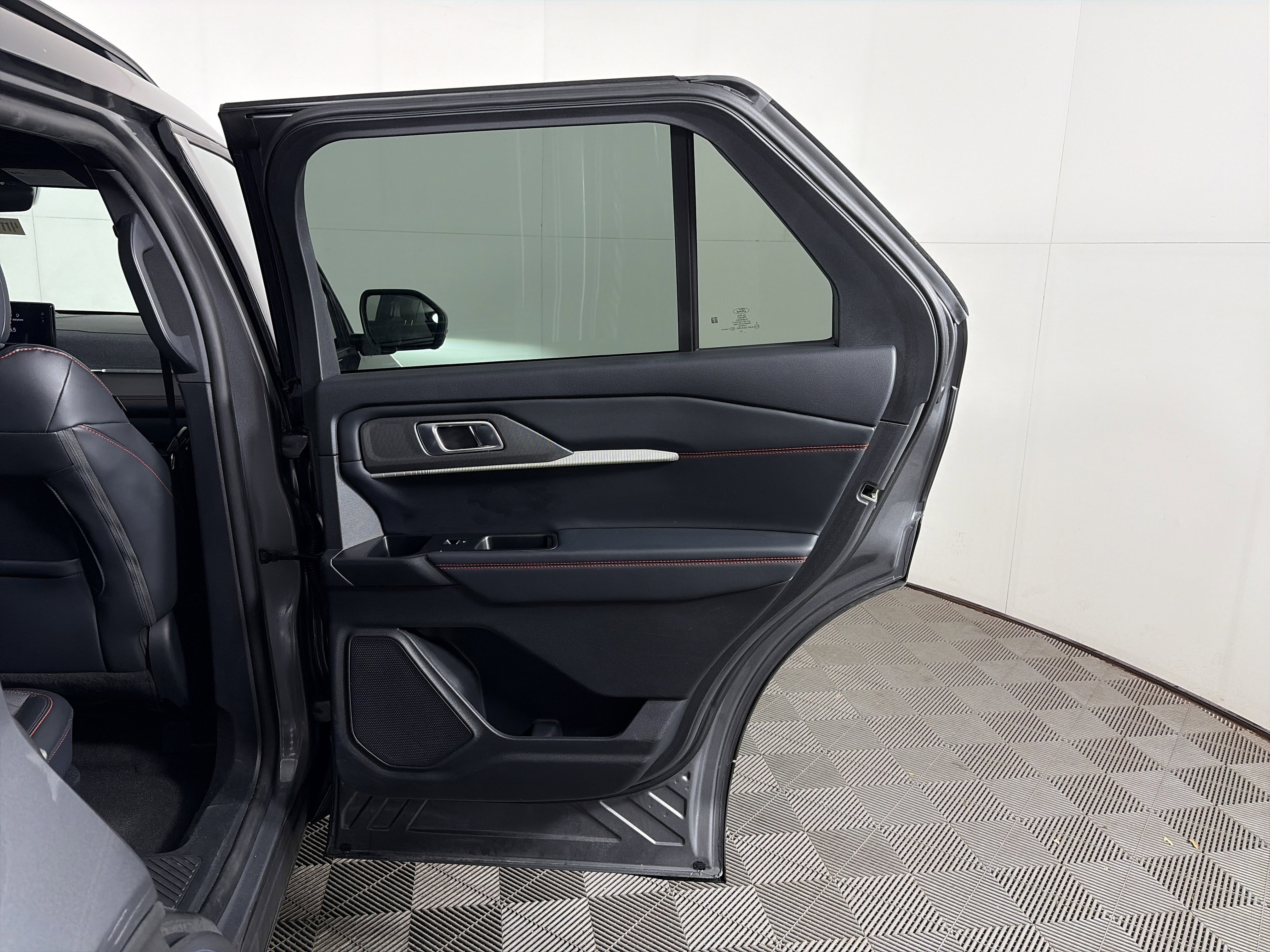 Used 2025 Ford Explorer ST-Line w/ ST-Line Street Pack image 40