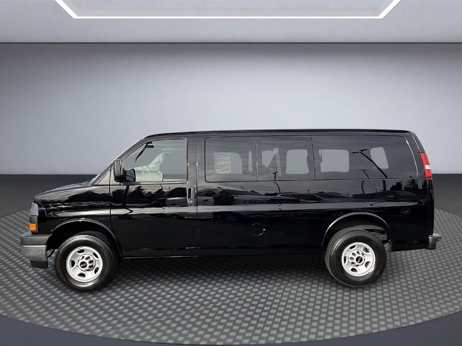 Used 2023 GMC Savana 2500 image 3