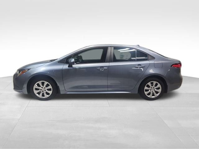 Used 2022 Toyota Corolla LE image 2