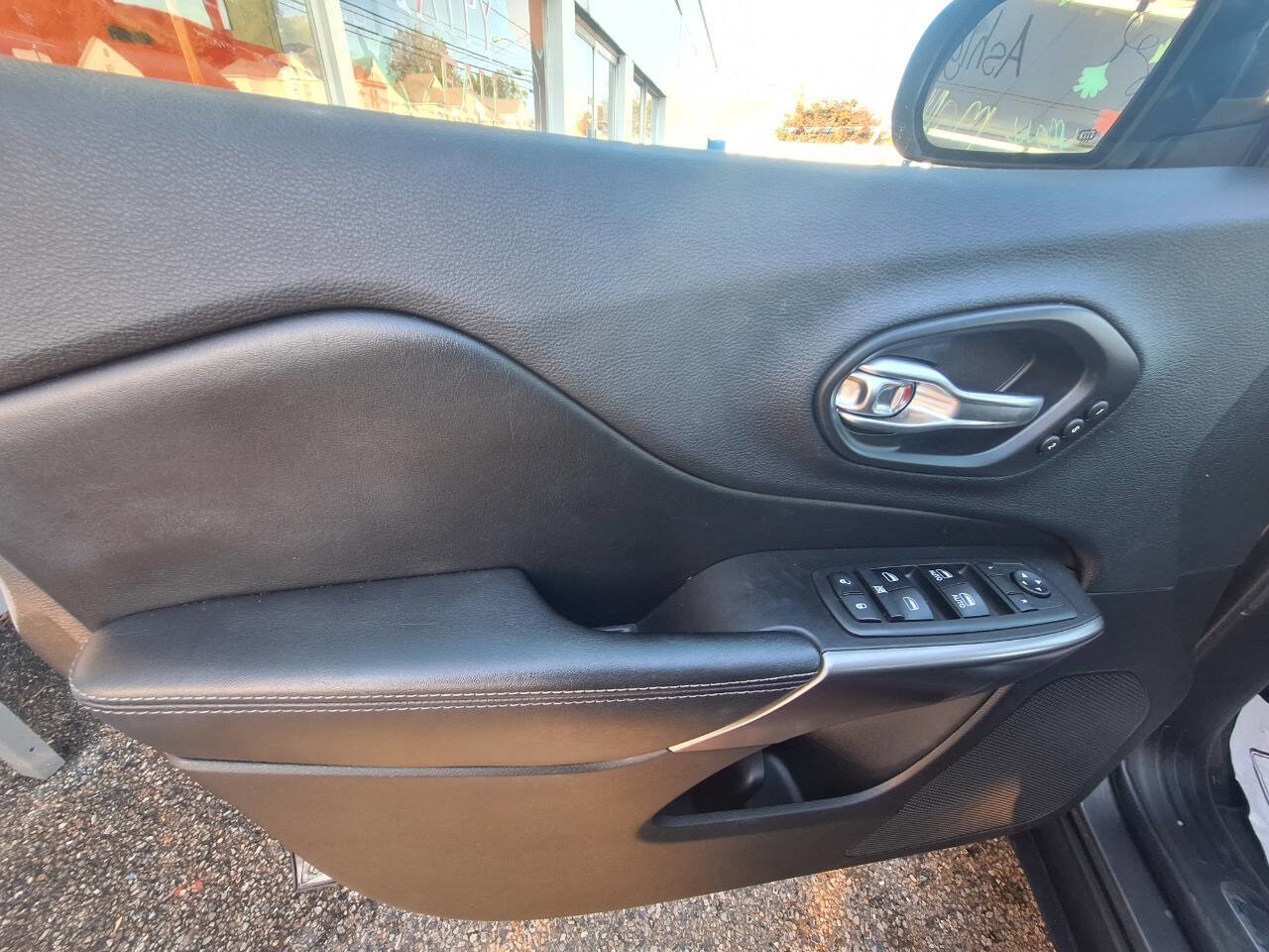 Used 2019 Jeep Cherokee Limited image 17