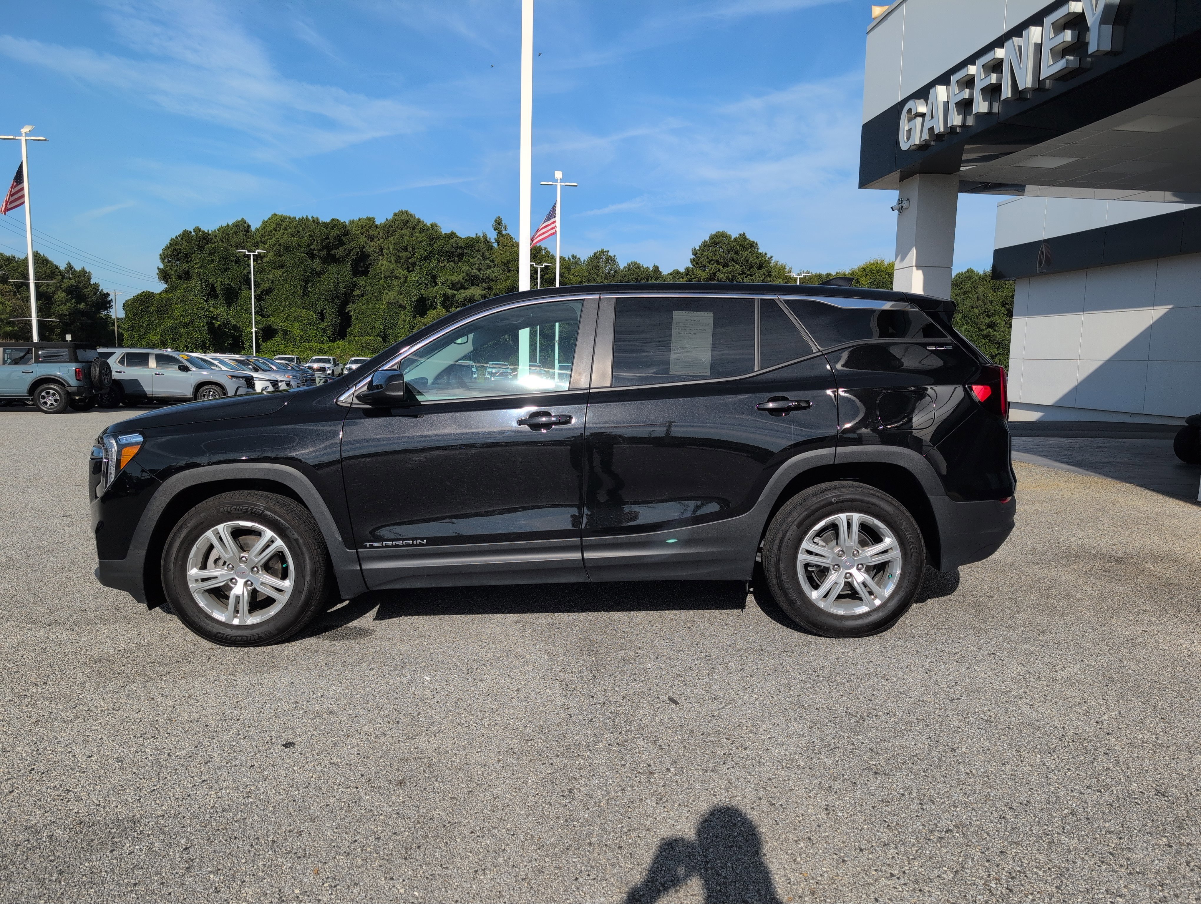 Used 2024 GMC Terrain SLE image 4