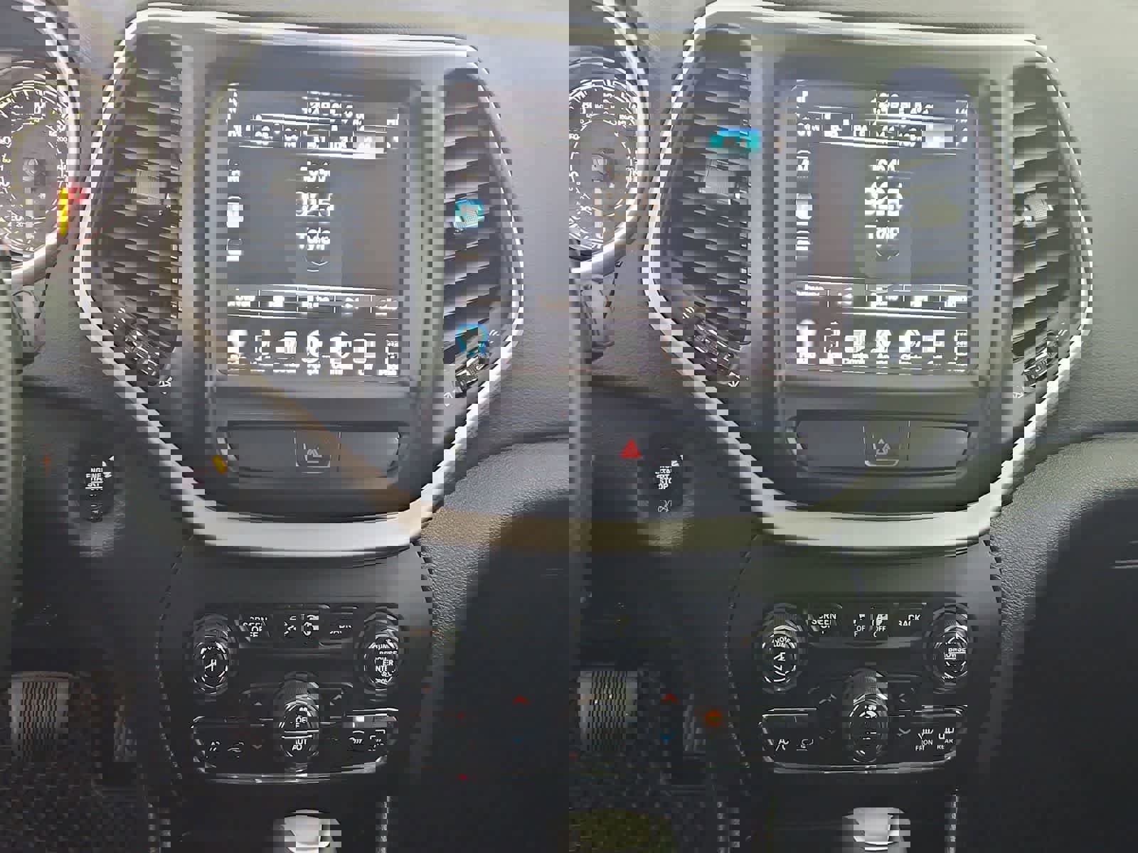 Used 2018 Jeep Cherokee Latitude Plus w/ Comfort/Convenience Group image 27