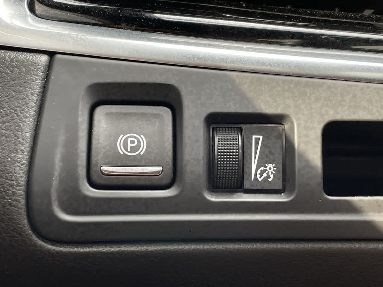 Certified 2025 Cadillac XT6 Premium Luxury AWD/4WD image 32