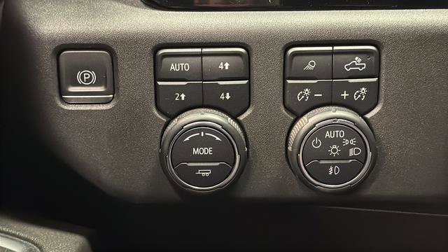 Used 2022 Chevrolet Silverado 1500 LT Trail Boss w/ LT Trail Boss Premium Package AWD/4WD image 31