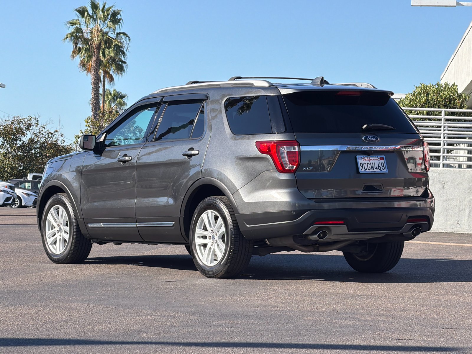 Used 2018 Ford Explorer XLT FWD image 3
