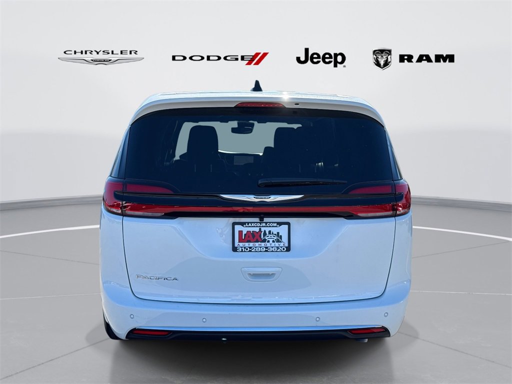 New 2026 Chrysler Pacifica Select image 4