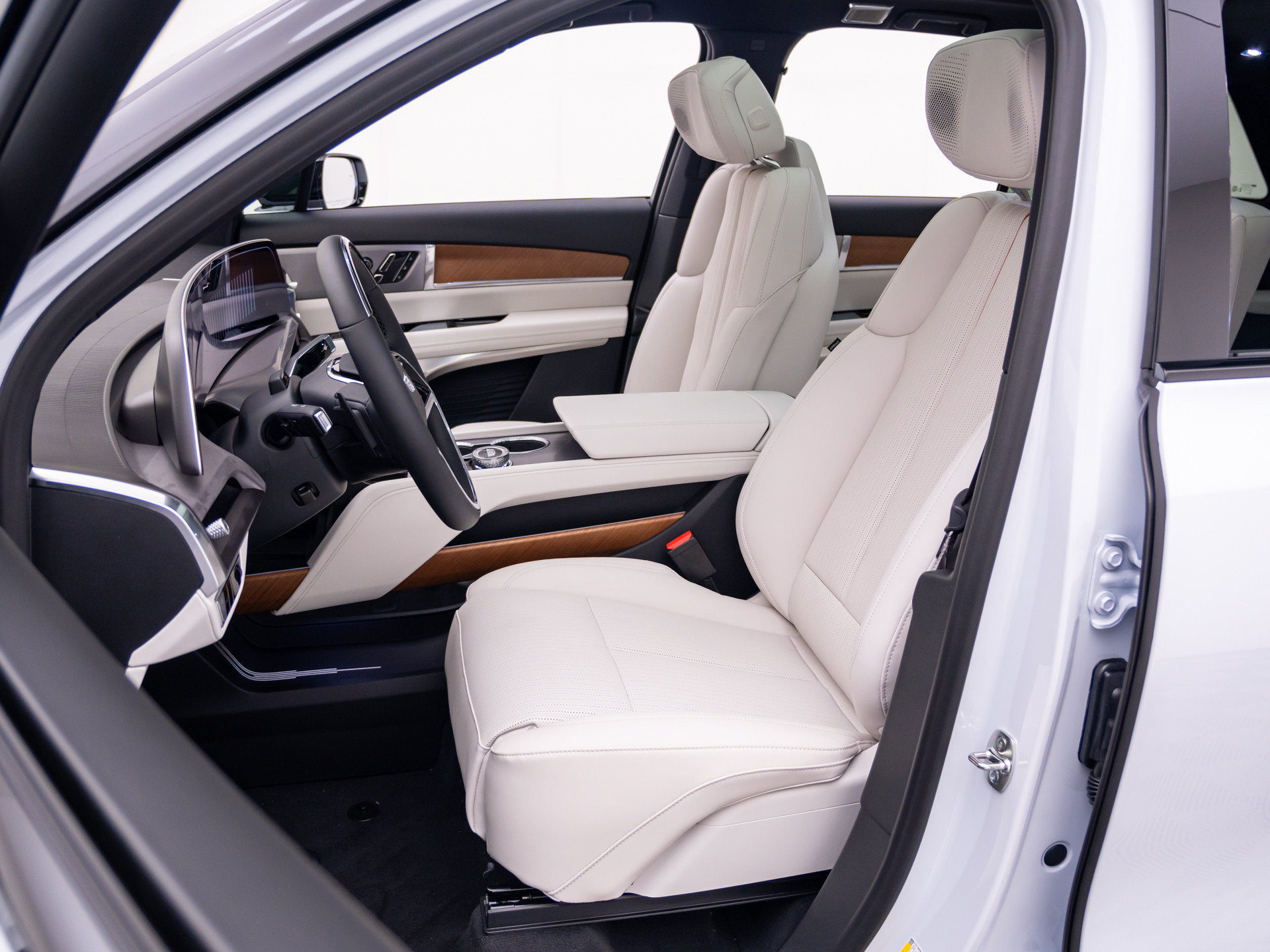 New 2027 Cadillac Vistiq Sport w/ LPO, Floor Liner Package AWD/4WD image 14