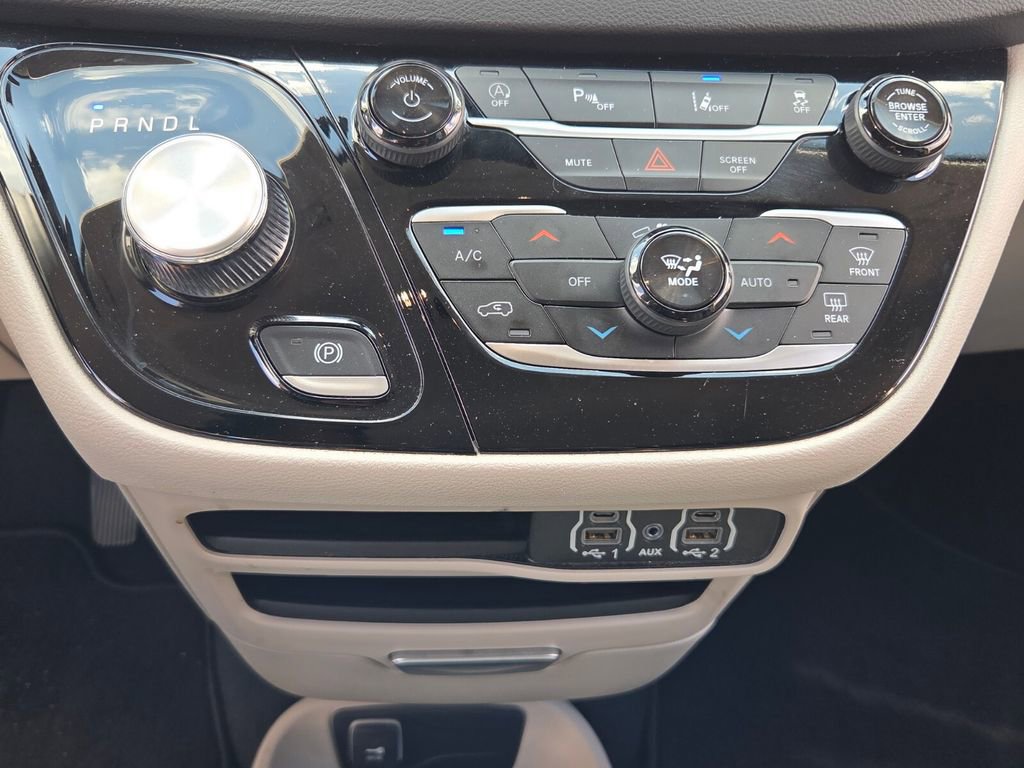 Used 2024 Chrysler Pacifica Touring-L FWD image 21