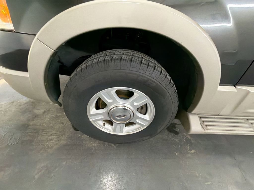 Used 2005 Ford Expedition Eddie Bauer image 28
