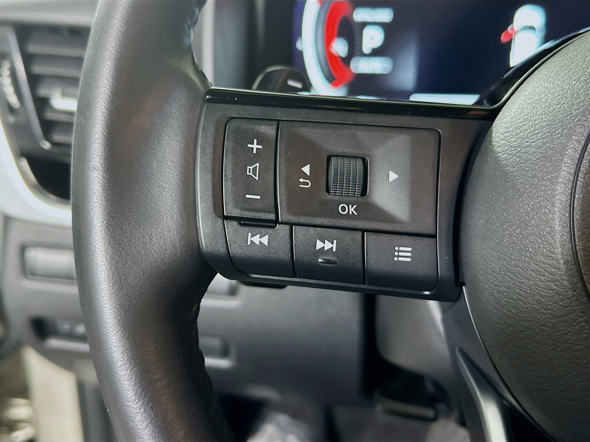 Used 2024 Nissan Rogue SL AWD/4WD image 16