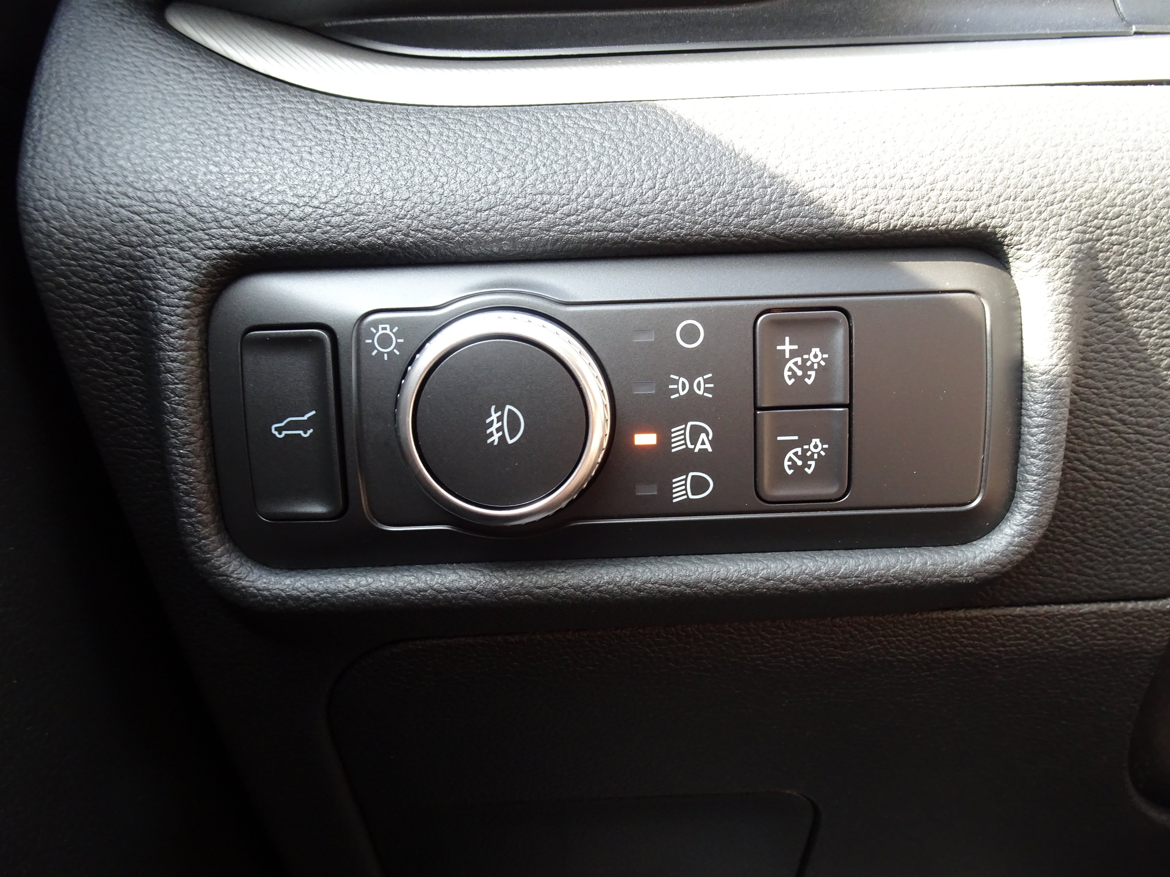 Used 2020 Ford Explorer XLT w/ Equipment Group 202A AWD/4WD image 25