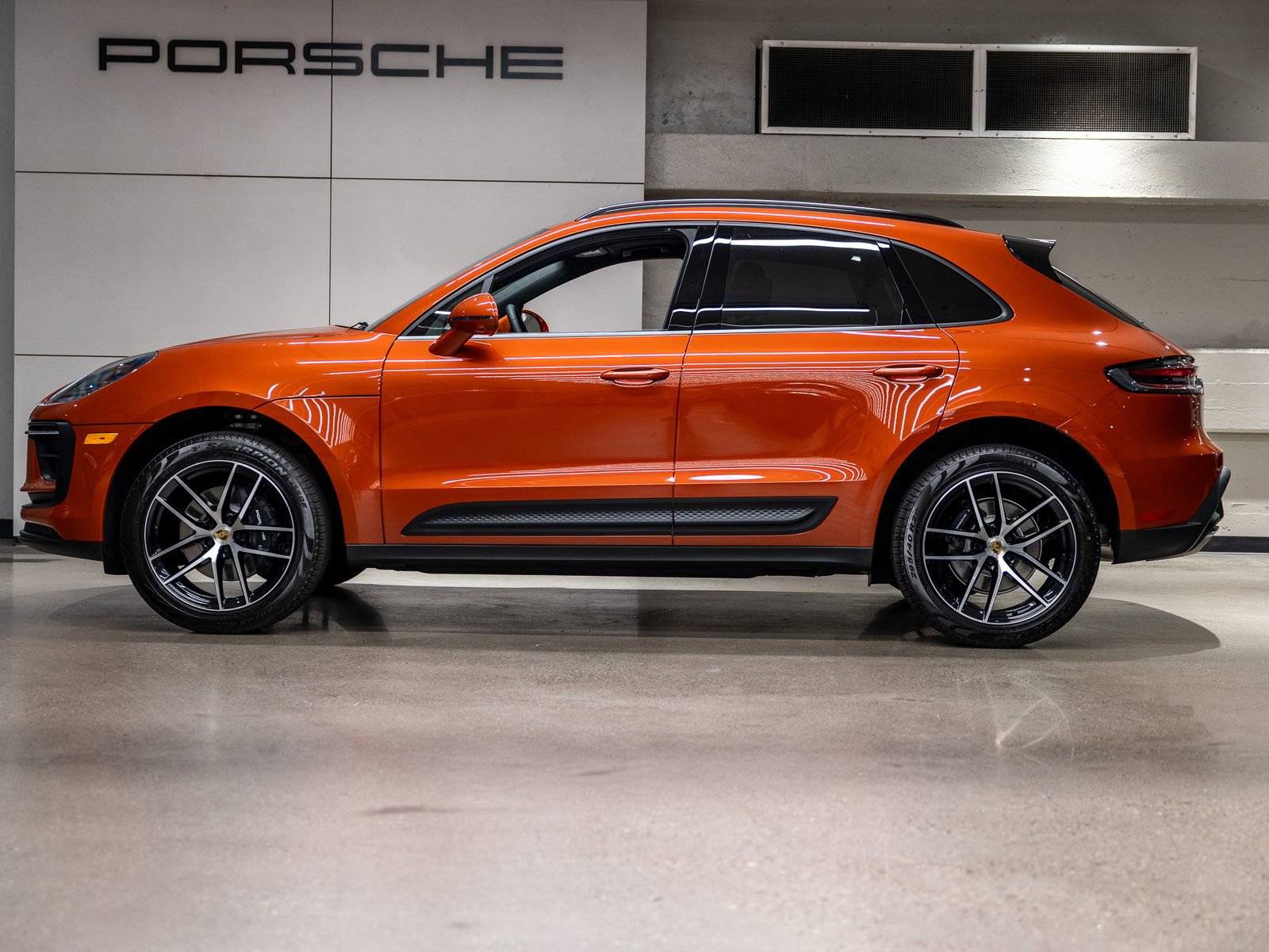 Certified 2025 Porsche Macan AWD/4WD image 2