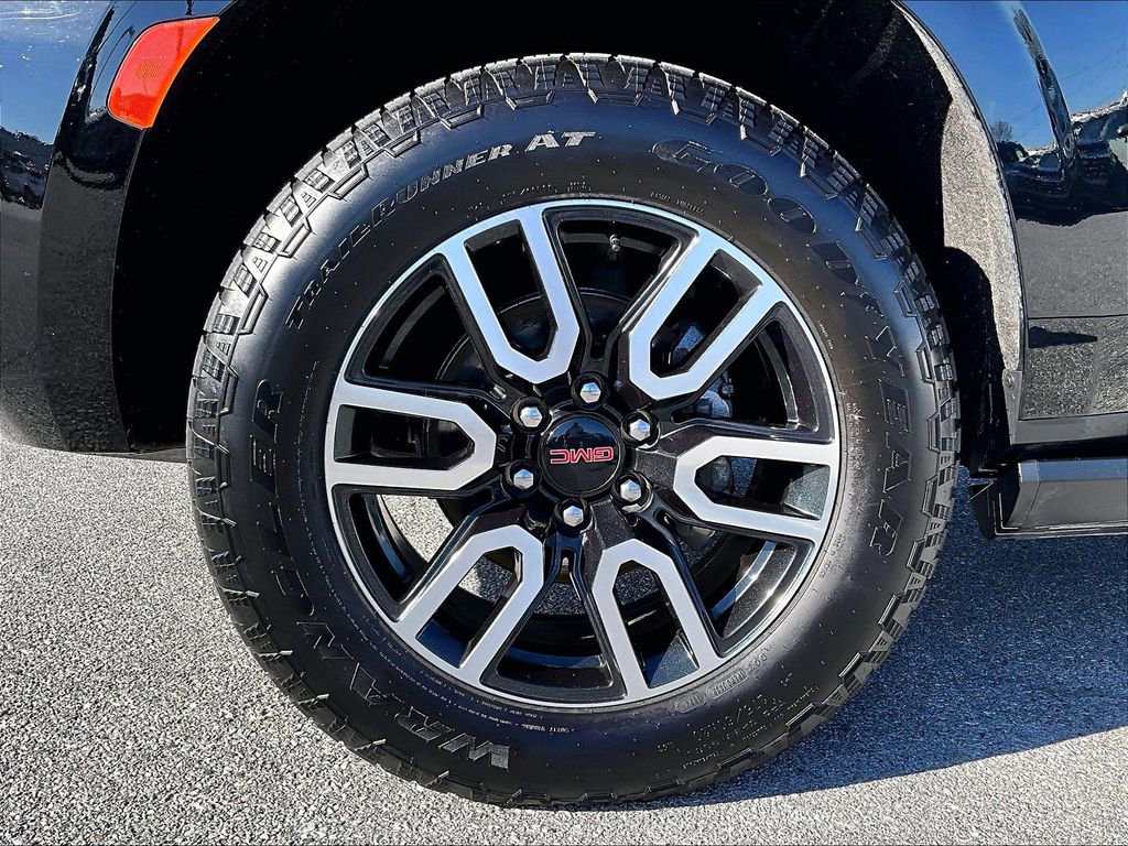 Used 2022 GMC Yukon XL AT4 image 7