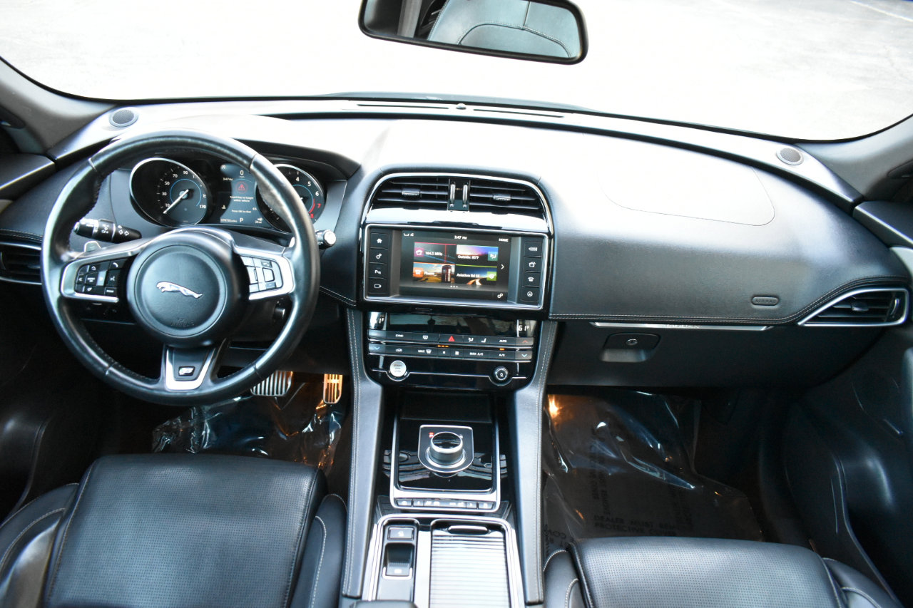 Used 2018 Jaguar F-PACE S image 11