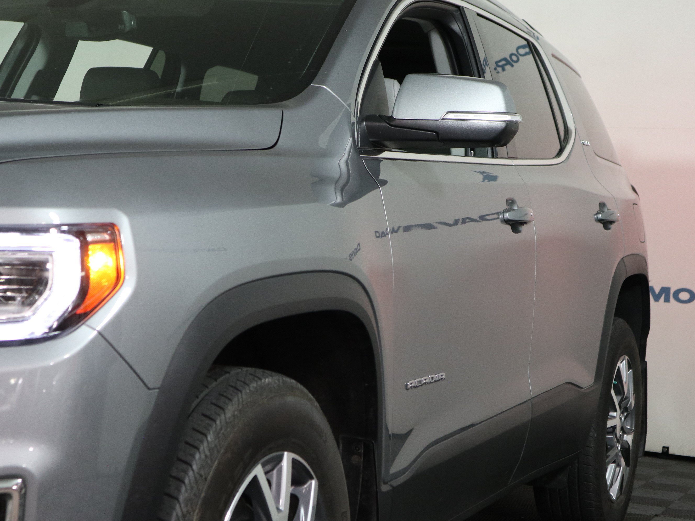 Used 2023 GMC Acadia SLT w/ Technology Package FWD image 11