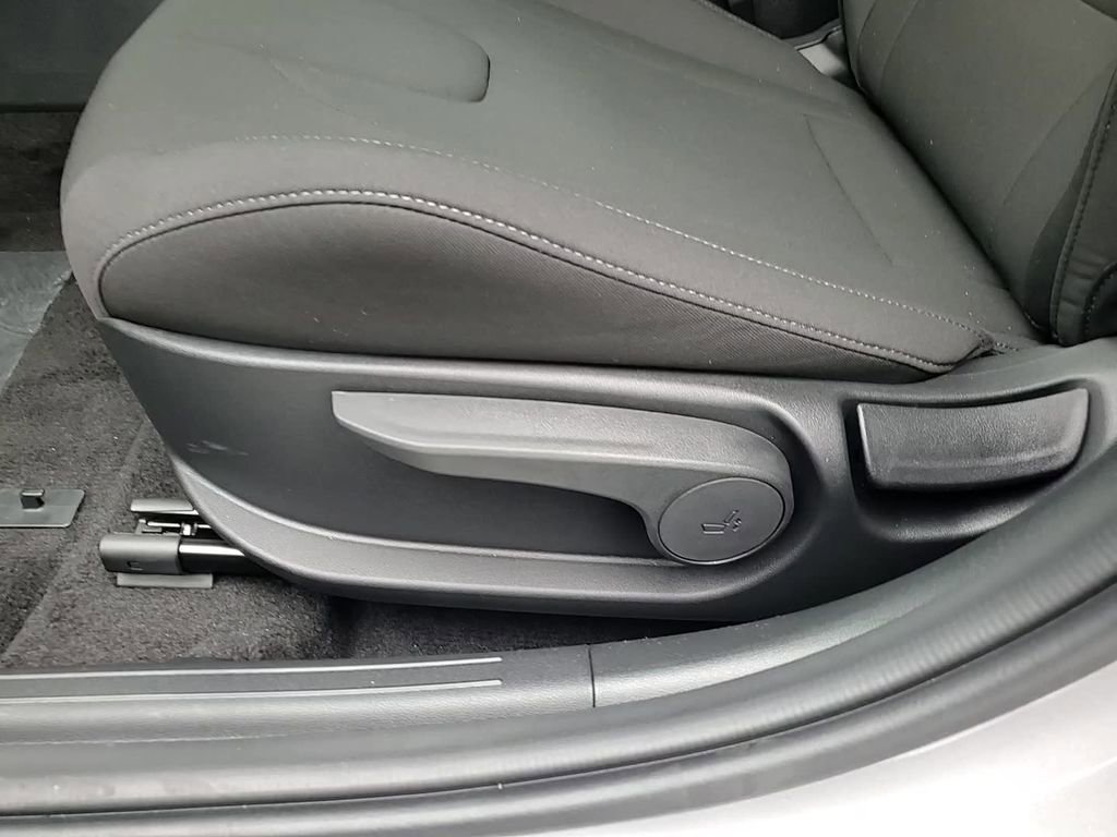 Used 2025 Hyundai Elantra SEL w/ Cargo Package image 15