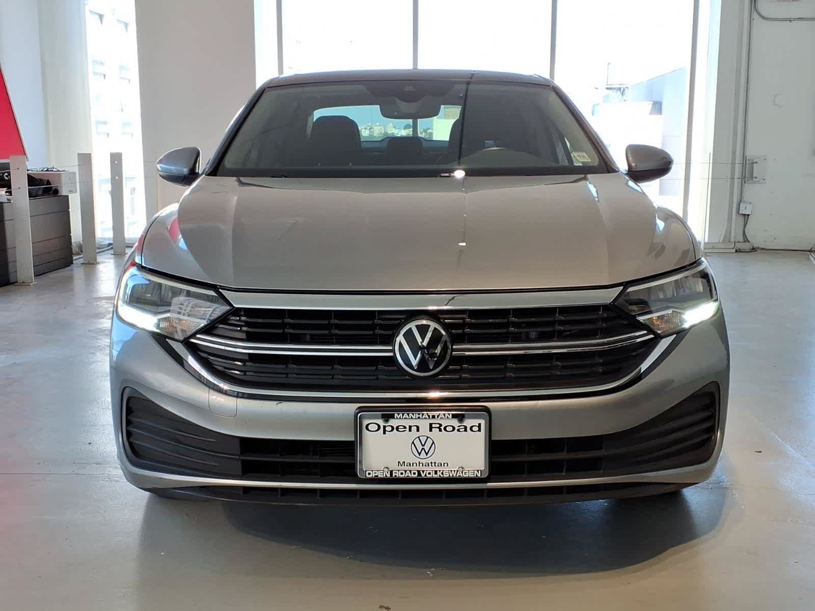 Used 2023 Volkswagen Jetta SE w/ Panoramic Sunroof Package FWD image 2