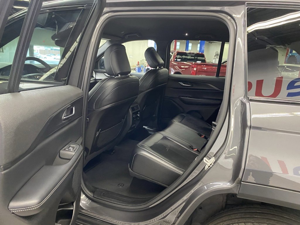 Used 2024 Jeep Grand Cherokee Altitude image 17