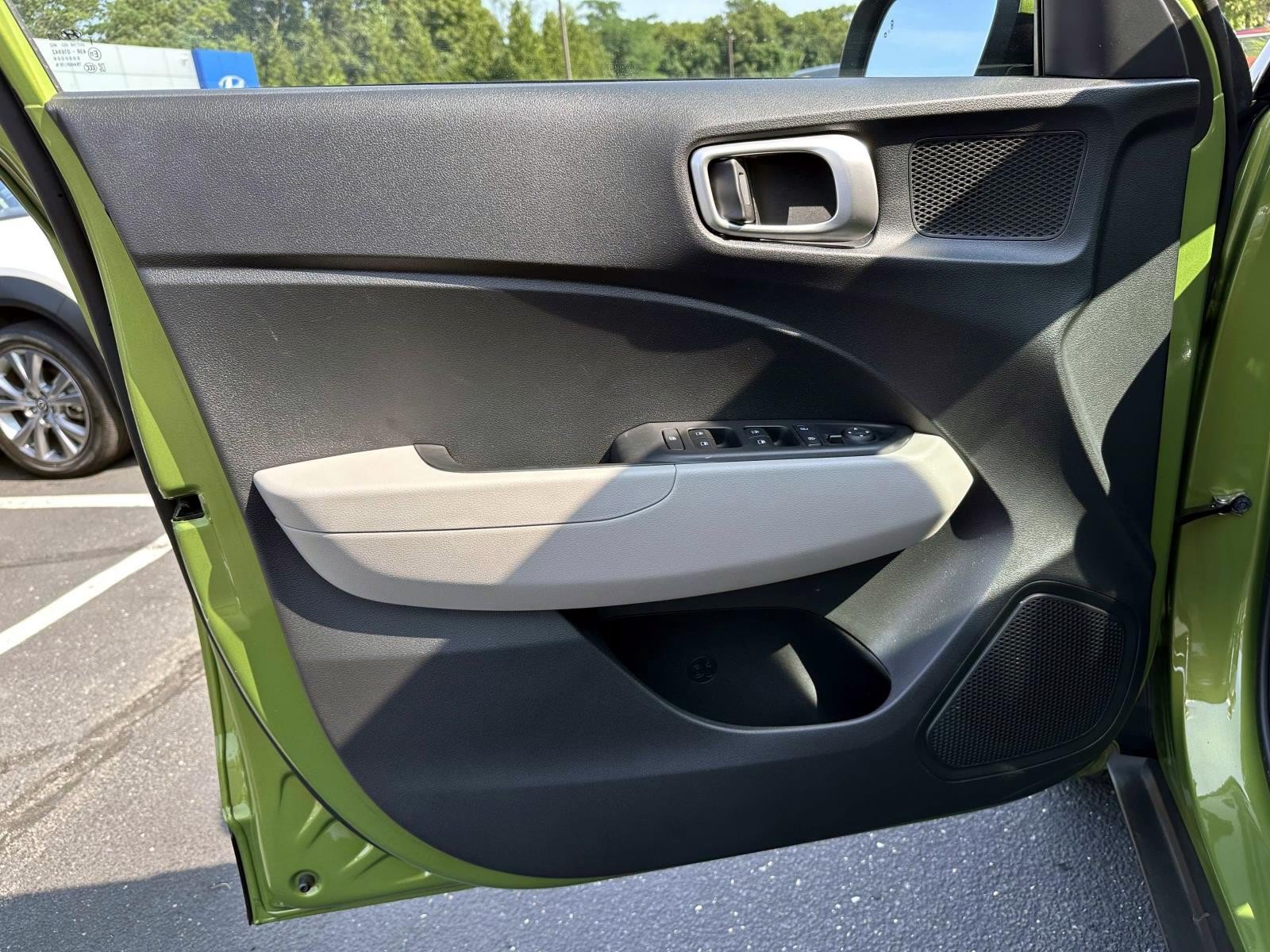 Used 2024 Hyundai Venue SEL FWD image 8