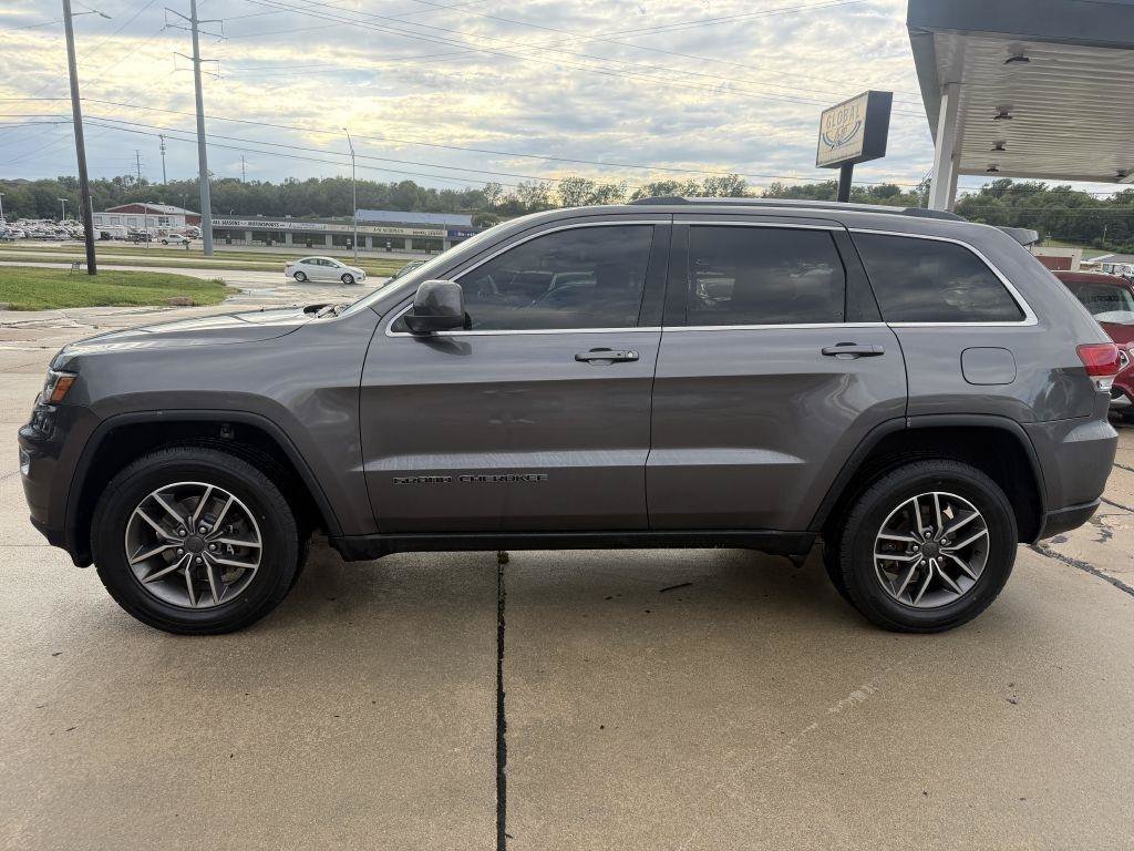Used 2020 Jeep Grand Cherokee Laredo w/ 18" Wheel & 8.4" Radio Group AWD/4WD image 4