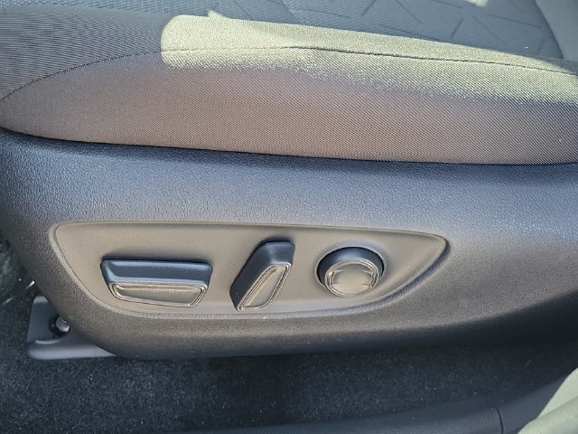 Used 2025 Toyota RAV4 XLE AWD/4WD image 19