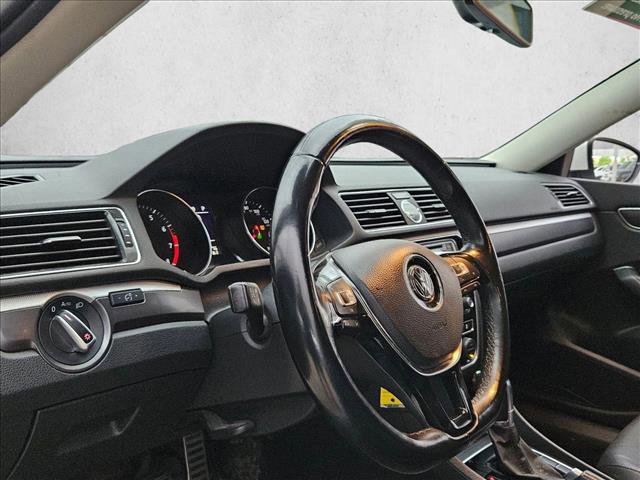 Used 2017 Volkswagen Passat 1.8T R-Line image 8