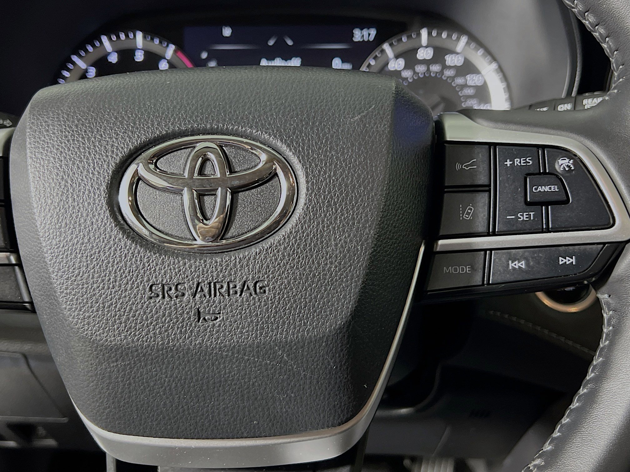 Used 2024 Toyota Highlander LE AWD/4WD image 20