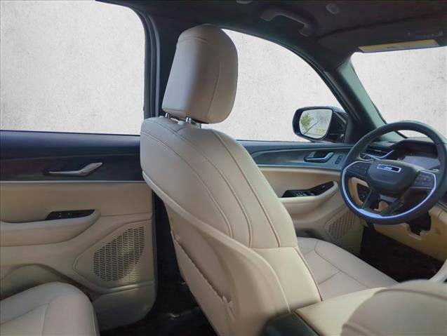 Used 2025 Jeep Grand Cherokee Limited image 19