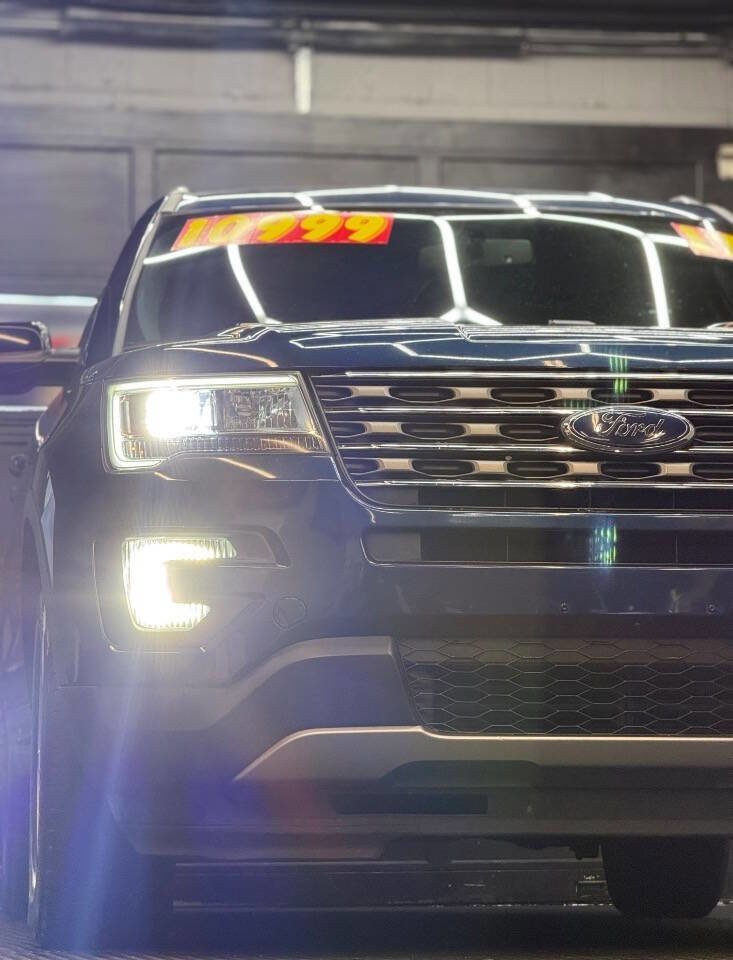 Used 2017 Ford Explorer XLT w/ Equipment Group 201A image 3