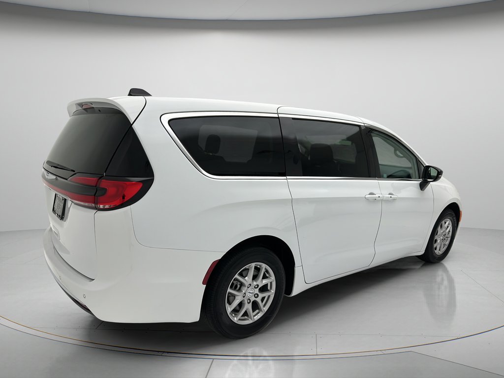 Used 2024 Chrysler Pacifica Touring-L FWD image 5