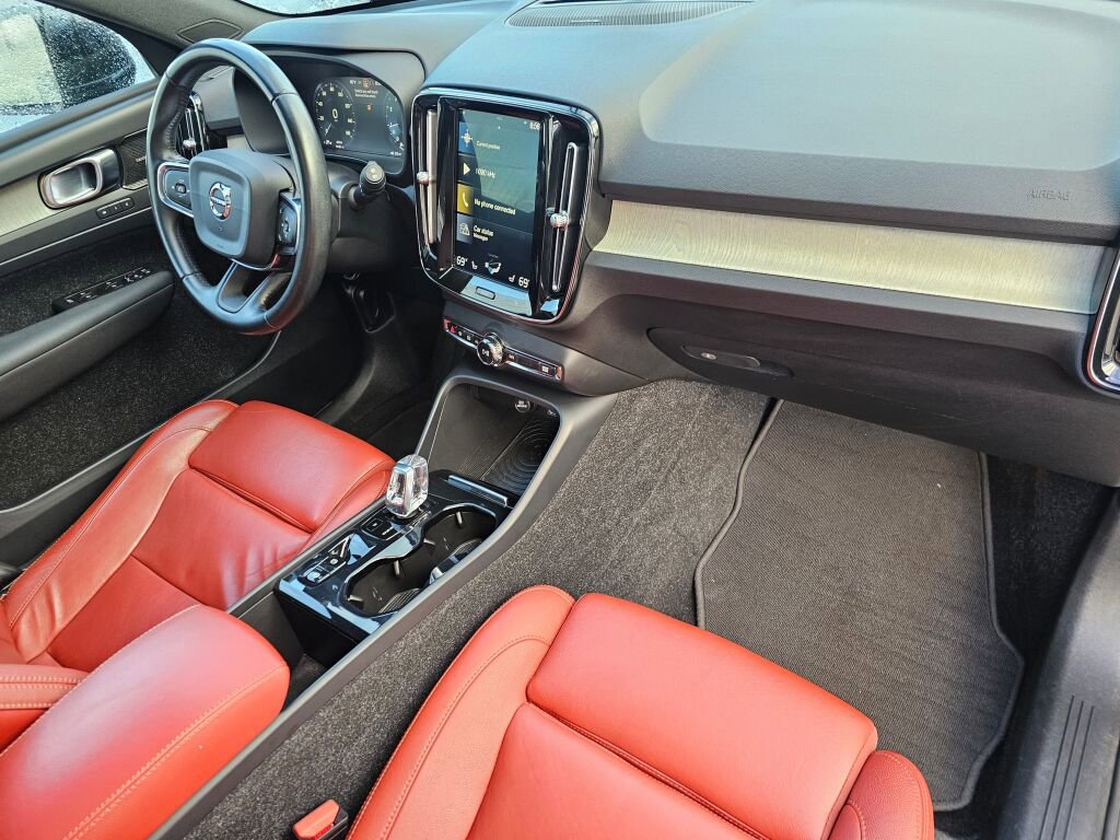 Used 2019 Volvo XC40 T4 Inscription image 13
