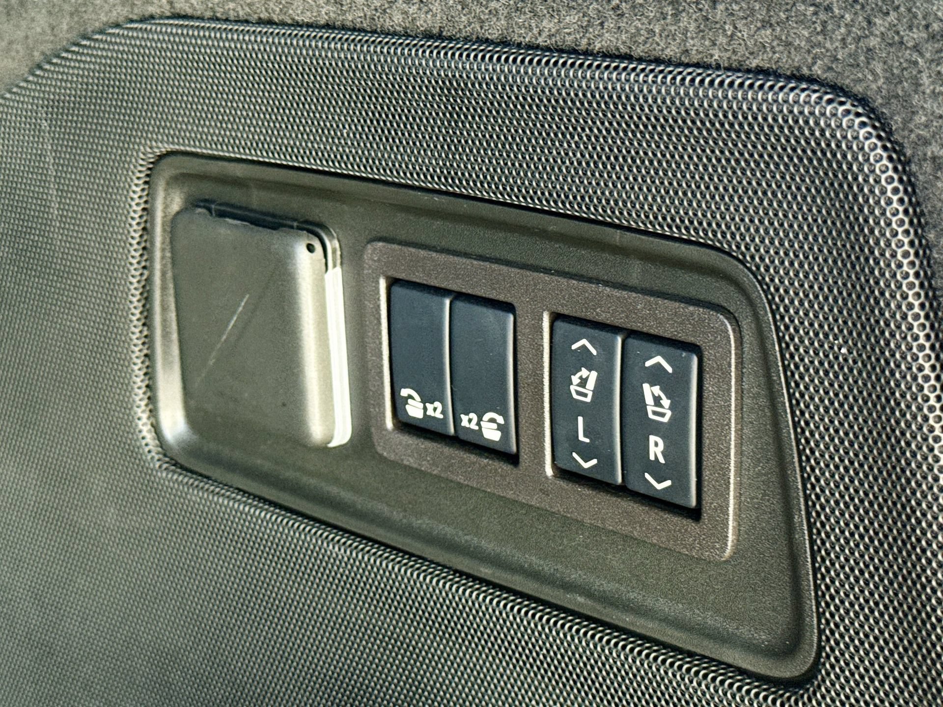 Used 2024 Cadillac Escalade Luxury AWD/4WD image 9