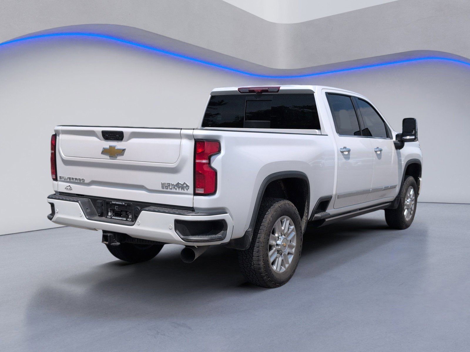 Used 2024 Chevrolet Silverado 2500 High Country w/ High Country Premium Package AWD/4WD image 3