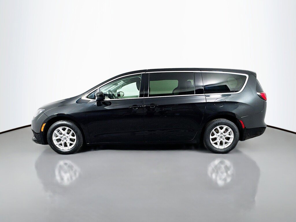 Used 2022 Chrysler Voyager LX image 2