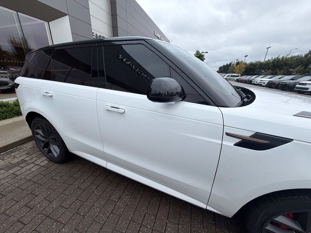 Used 2024 Land Rover Range Rover Sport Dynamic SE AWD/4WD image 4