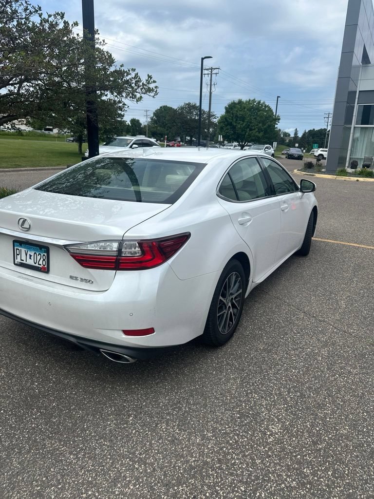 Used 2017 Lexus ES 350 w/ Luxury Package FWD image 4