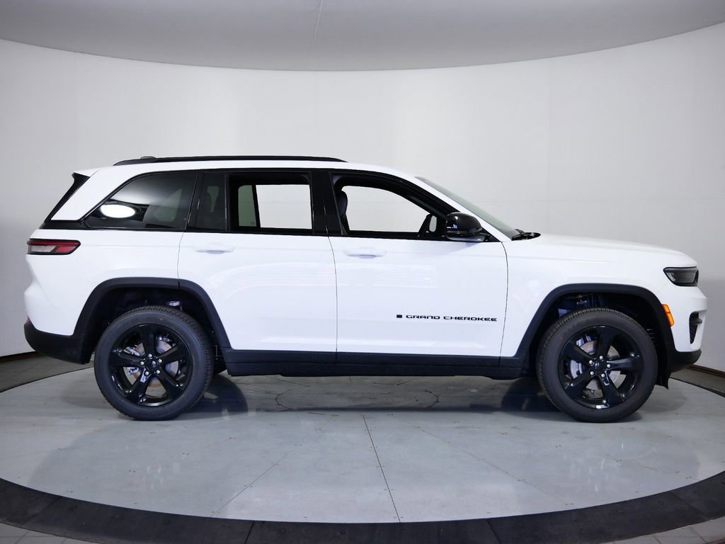 Used 2024 Jeep Grand Cherokee Altitude image 9