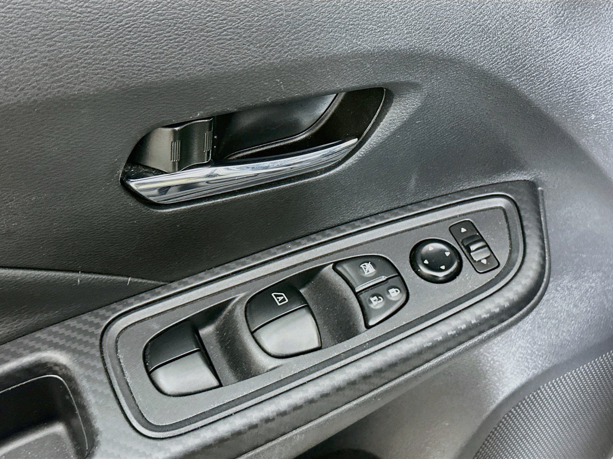 Used 2025 Nissan Versa SV FWD image 15